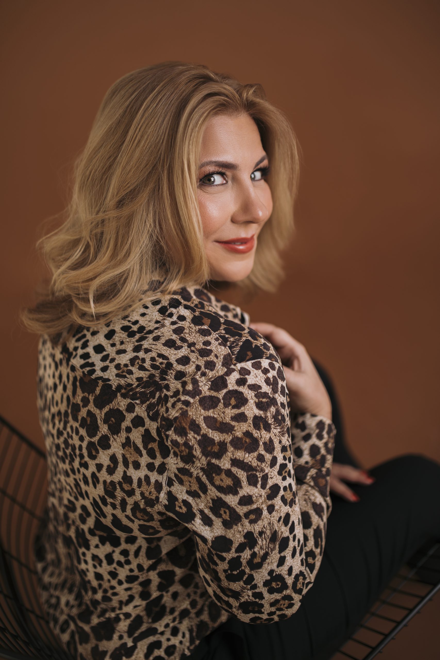 retrato-elegante-feminino-cadeira-estudio
