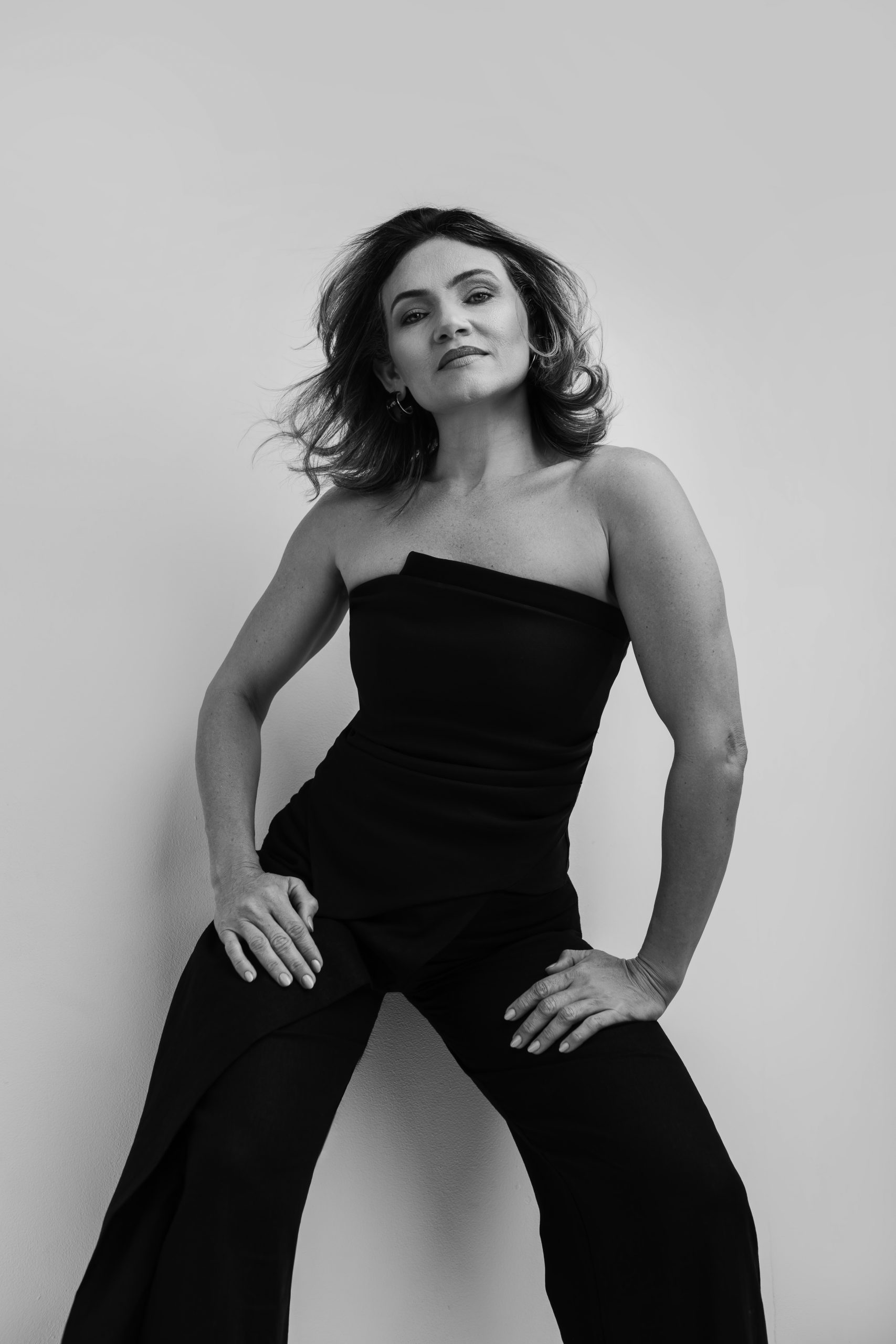 Val-Pires-perfil-feminino-luz-dramática-fundo-escuro